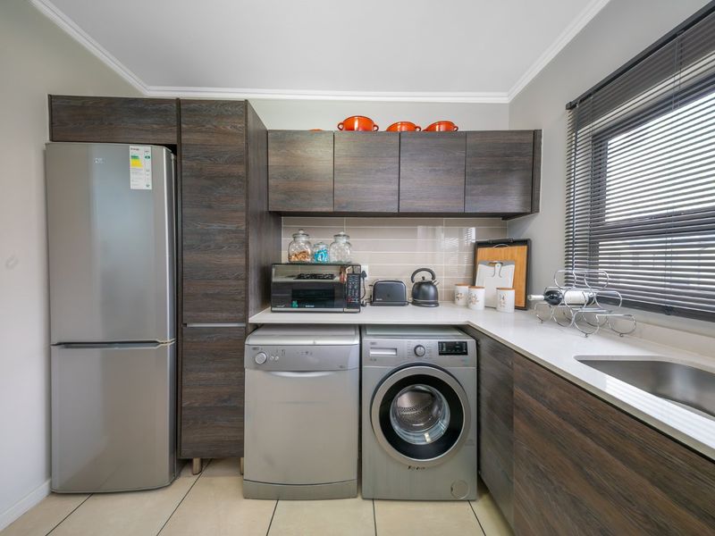 Stylish 2 Bedroom Apartment in Greenstone Crest | Greenstone Hill - Photo 7