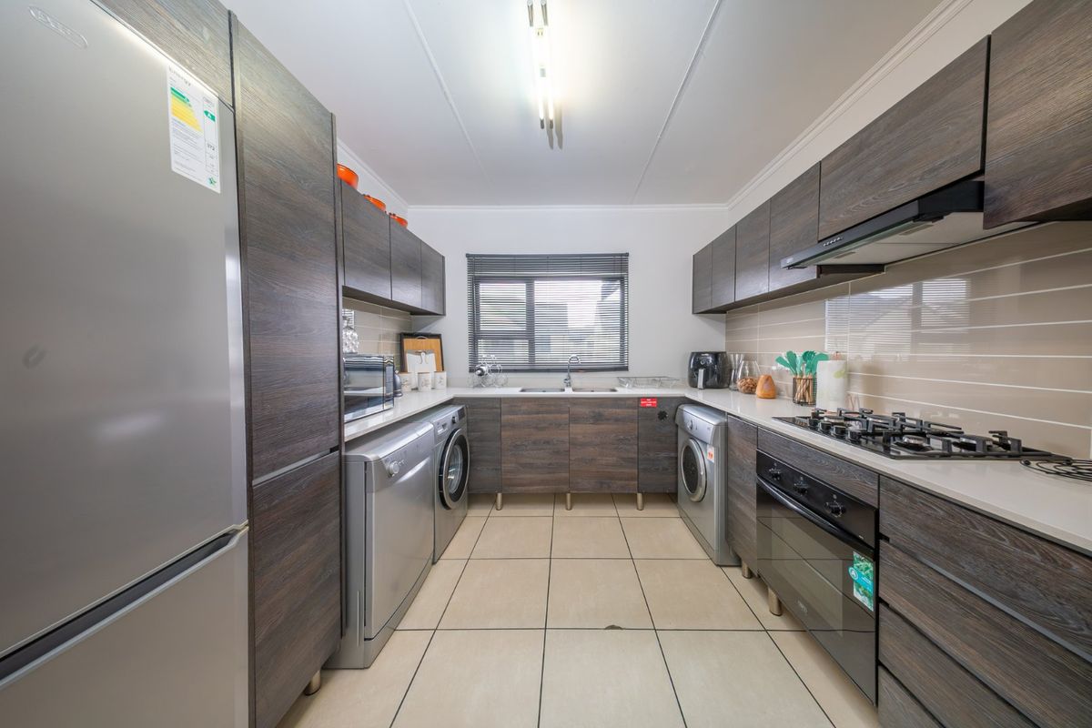 Stylish 2 Bedroom Apartment in Greenstone Crest | Greenstone Hill - Photo 4
