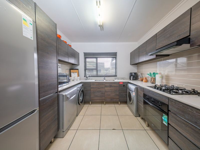 Stylish 2 Bedroom Apartment in Greenstone Crest | Greenstone Hill - Photo 4