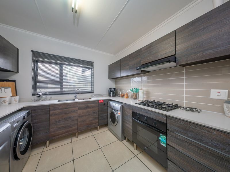 Stylish 2 Bedroom Apartment in Greenstone Crest | Greenstone Hill - Photo 6