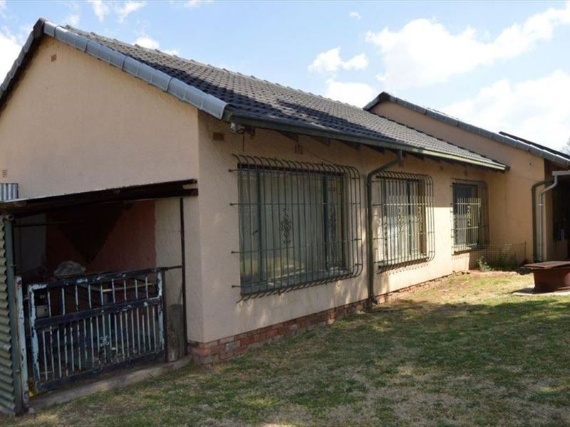 Spacious Family Home with Versatile Living Areas - Photo 3