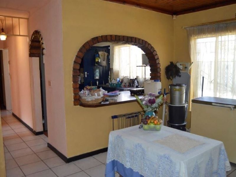 Spacious Family Home with Versatile Living Areas - Photo 2