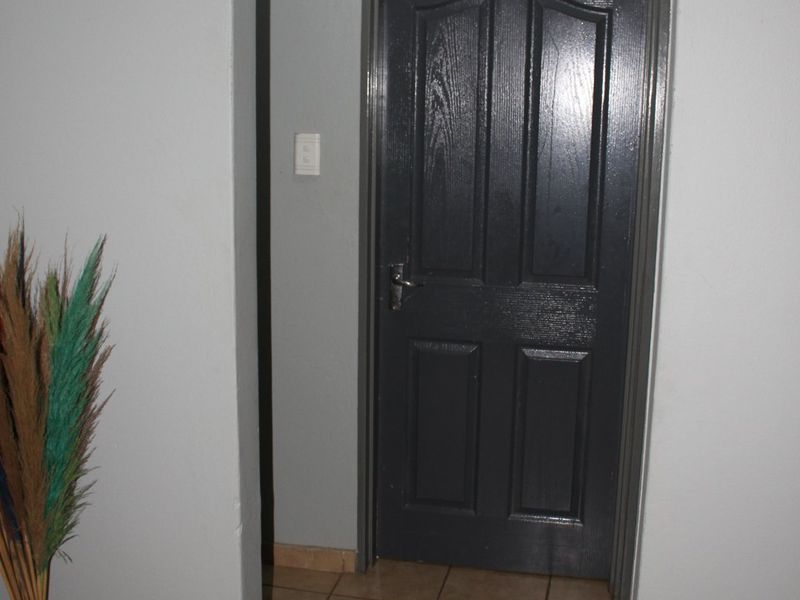 3 Bedroom Flat on the Ground Floor - Photo 3