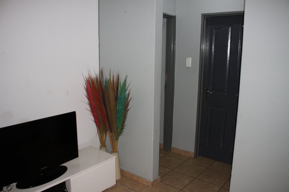 3 Bedroom Flat on the Ground Floor - Photo 4