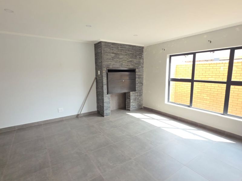 5 Bedroom 4 Bathroom House in Wilkoppies in a Secure Villa - Photo 8