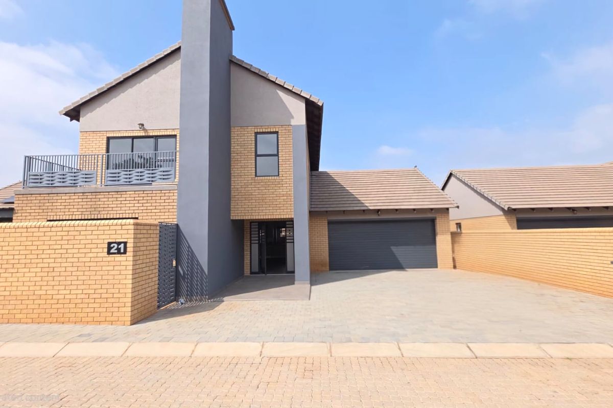 5 Bedroom 4 Bathroom House in Wilkoppies in a Secure Villa - Photo 2
