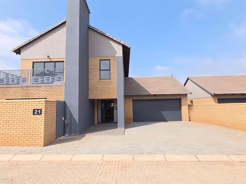 5 Bedroom 4 Bathroom House in Wilkoppies in a Secure Villa - Photo 2