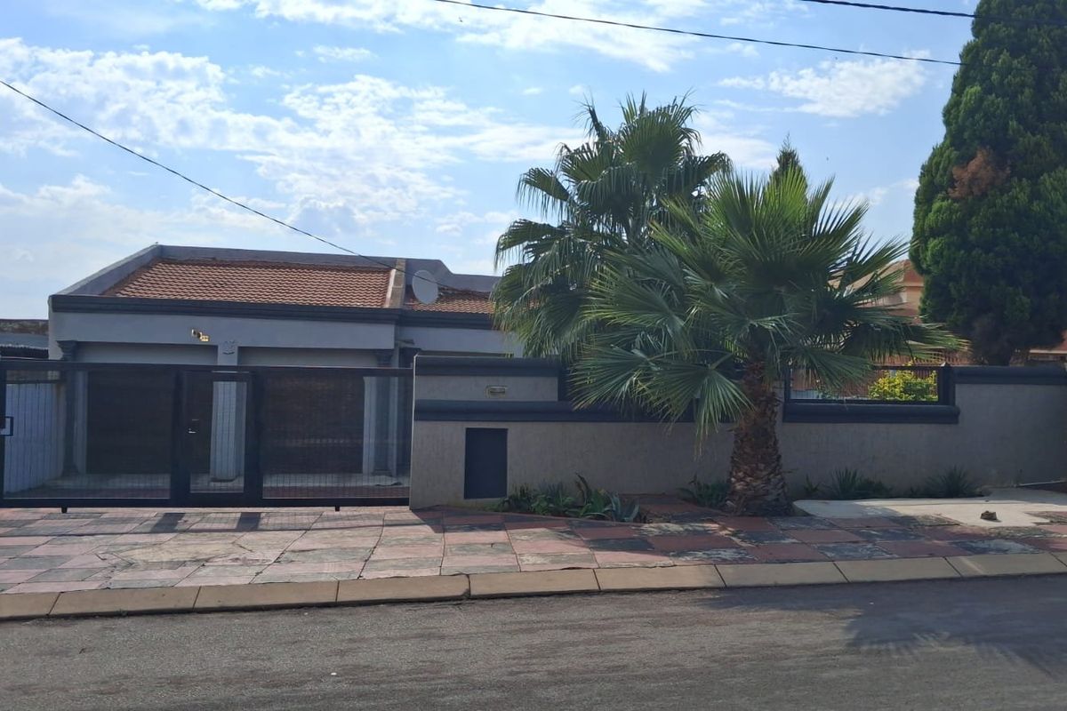 5 Bedroom house Soshanguve - M - Photo 3