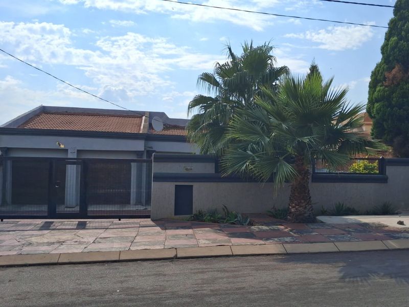 5 Bedroom house Soshanguve - M - Photo 3