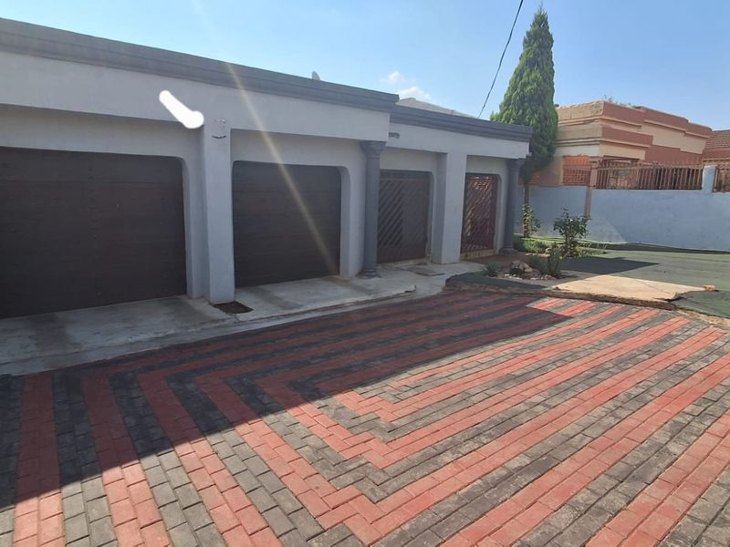 5 Bedroom house Soshanguve - M - Photo 8