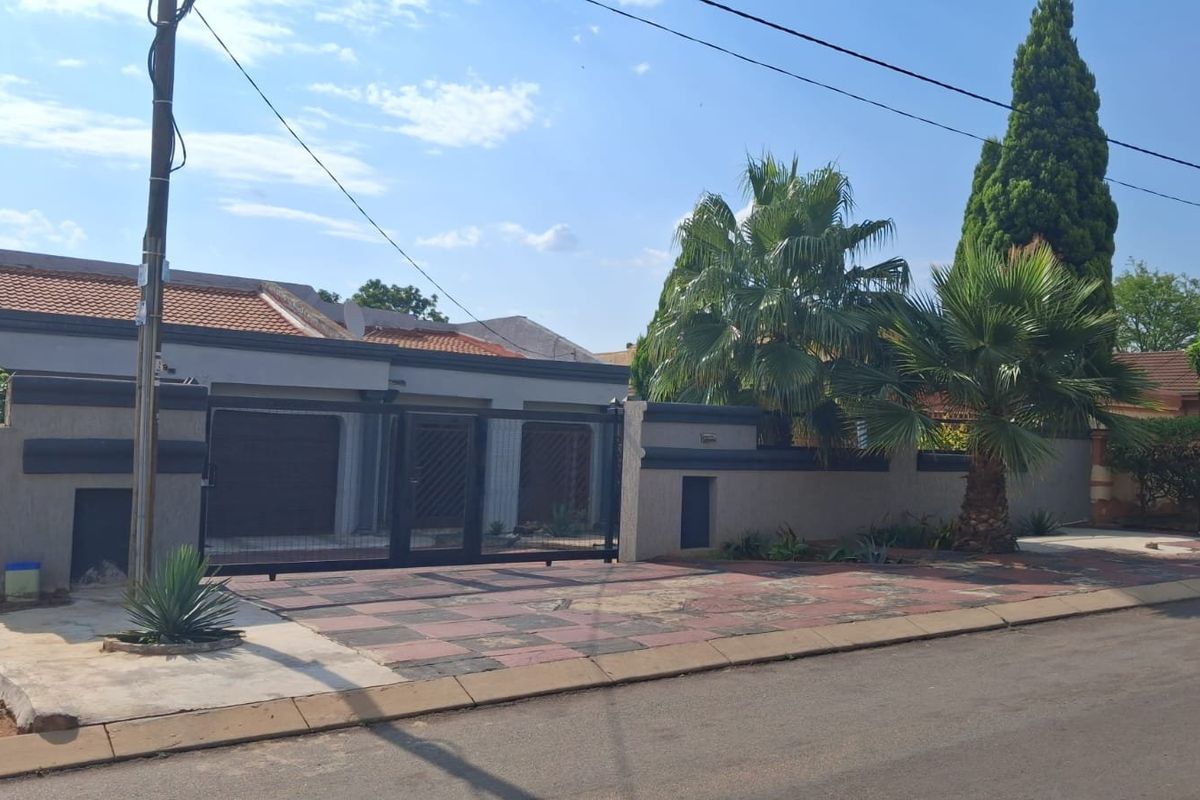 5 Bedroom house Soshanguve - M - Photo 2