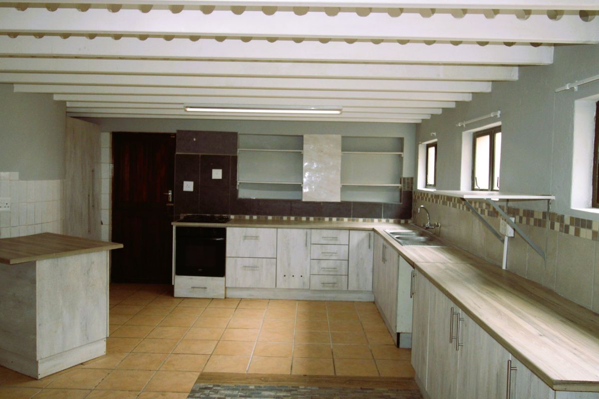 Gonubie – Stunning Refurbished Home with Two Income-Generating Flats! - Photo 4