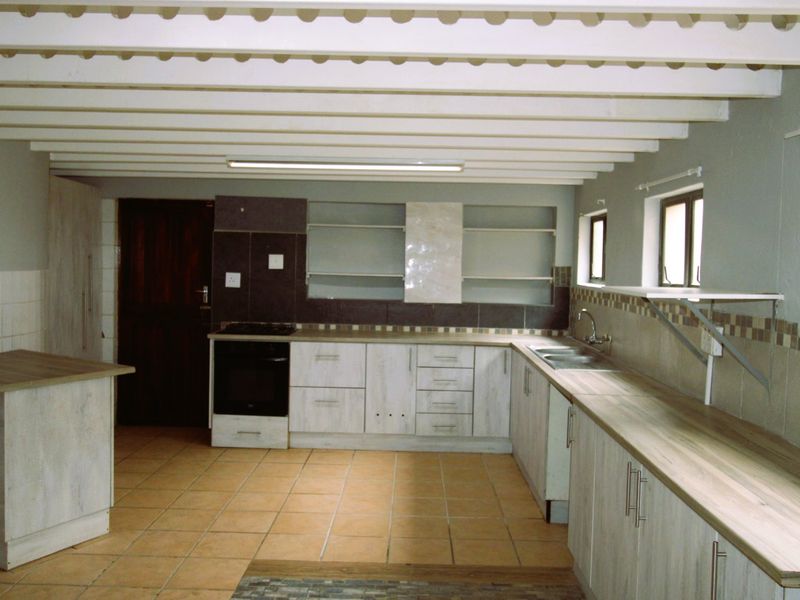 Gonubie – Stunning Refurbished Home with Two Income-Generating Flats! - Photo 4