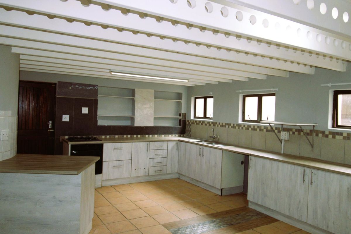 Gonubie – Stunning Refurbished Home with Two Income-Generating Flats! - Photo 3