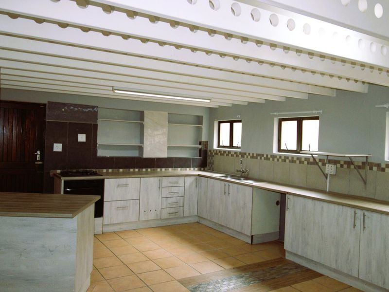 Gonubie – Stunning Refurbished Home with Two Income-Generating Flats! - Photo 3