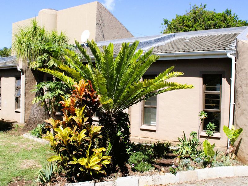 Gonubie – Stunning Refurbished Home with Two Income-Generating Flats! - Photo 2