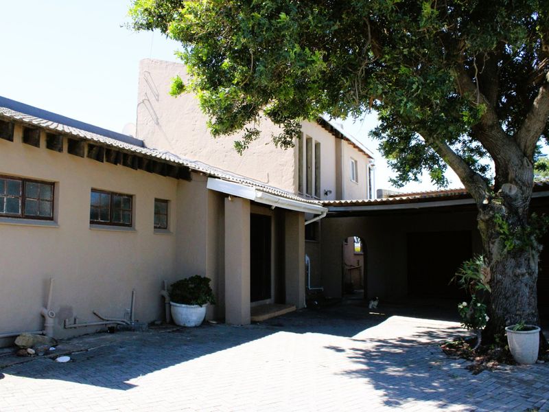 Gonubie – Stunning Refurbished Home with Two Income-Generating Flats! - Photo 10