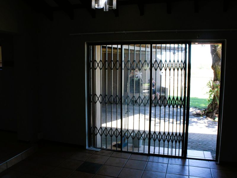 Gonubie – Stunning Refurbished Home with Two Income-Generating Flats! - Photo 6