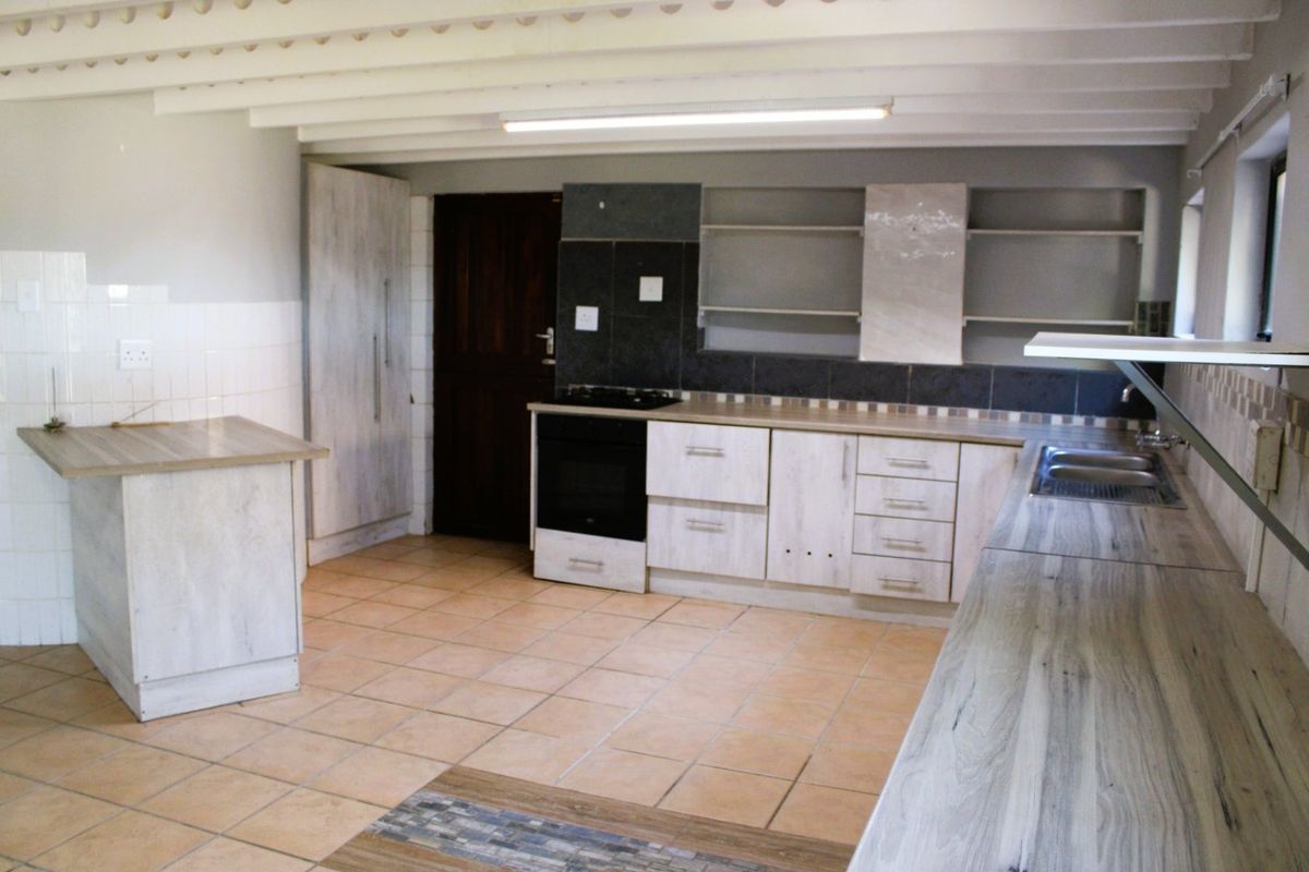 Gonubie – Stunning Refurbished Home with Two Income-Generating Flats! - Photo 5