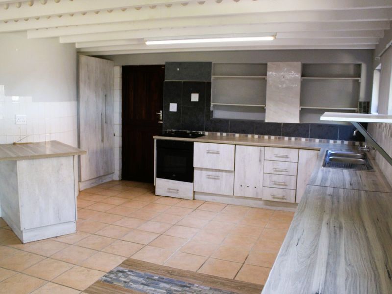 Gonubie – Stunning Refurbished Home with Two Income-Generating Flats! - Photo 5