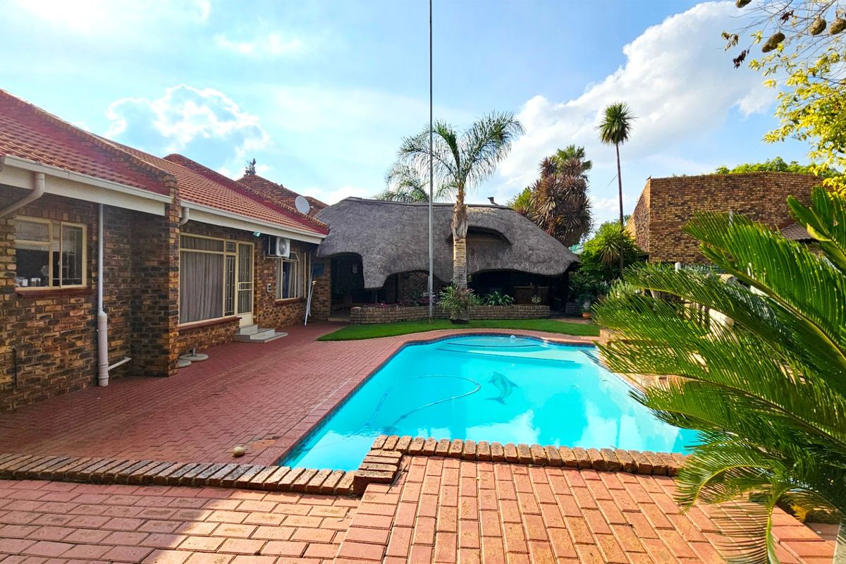 An immaculate family home with a cottage in Falcon Ridge. - Photo 5