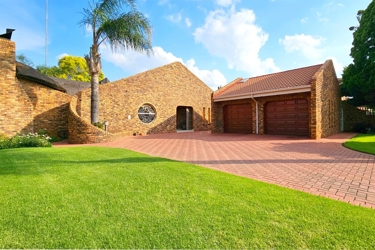 An immaculate family home with a cottage in Falcon Ridge. - Photo 2
