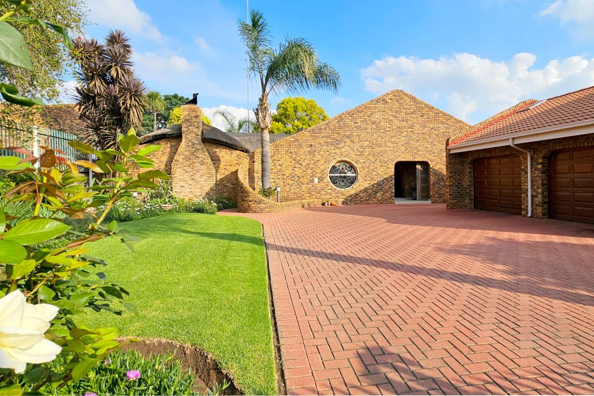 An immaculate family home with a cottage in Falcon Ridge. - Photo 3