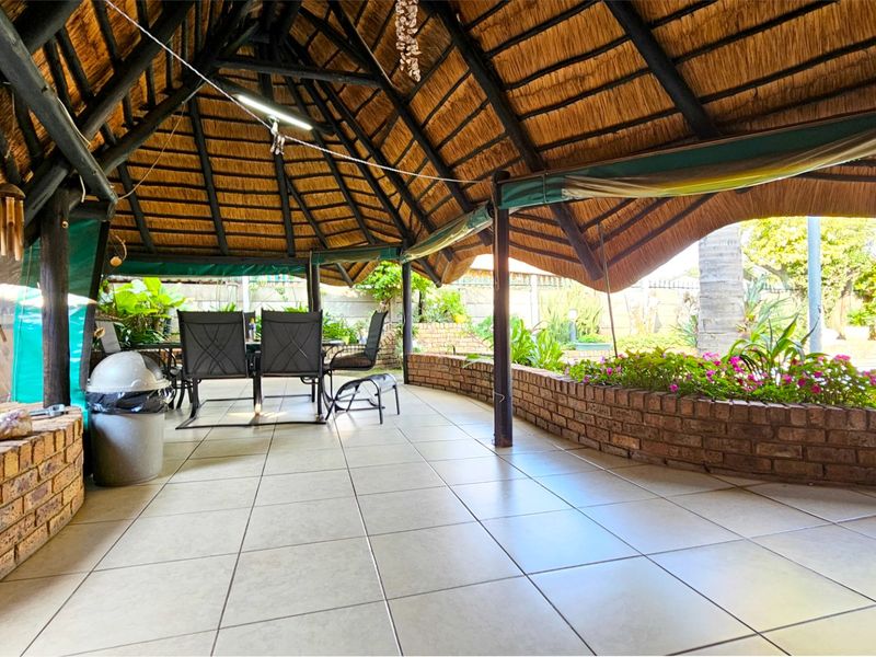 An immaculate family home with a cottage in Falcon Ridge. - Photo 10