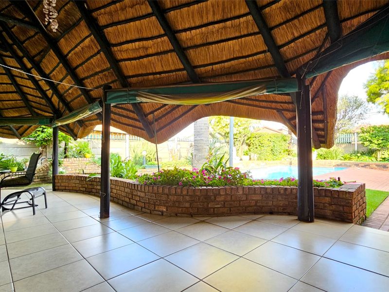 An immaculate family home with a cottage in Falcon Ridge. - Photo 9