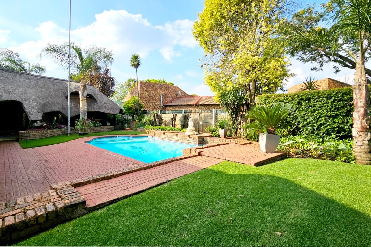 An immaculate family home with a cottage in Falcon Ridge. - Photo 4