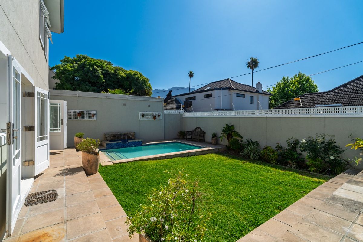 Elegant Family Home with 4 En-Suite Bedrooms, Pool & Double Garage - Photo 5