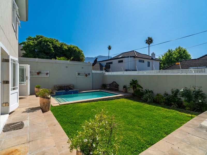 Elegant Family Home with 4 En-Suite Bedrooms, Pool & Double Garage - Photo 5