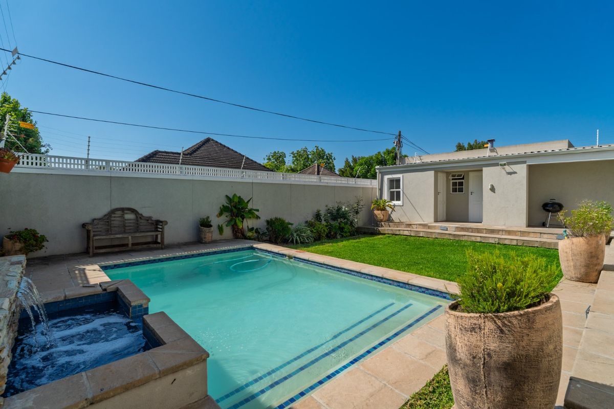 Elegant Family Home with 4 En-Suite Bedrooms, Pool & Double Garage - Photo 3