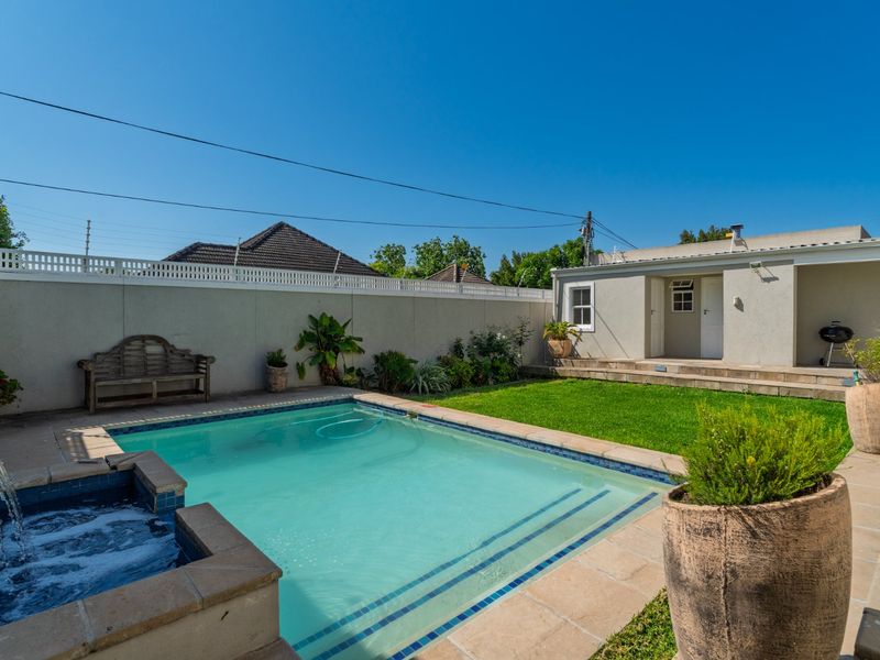 Elegant Family Home with 4 En-Suite Bedrooms, Pool & Double Garage - Photo 3