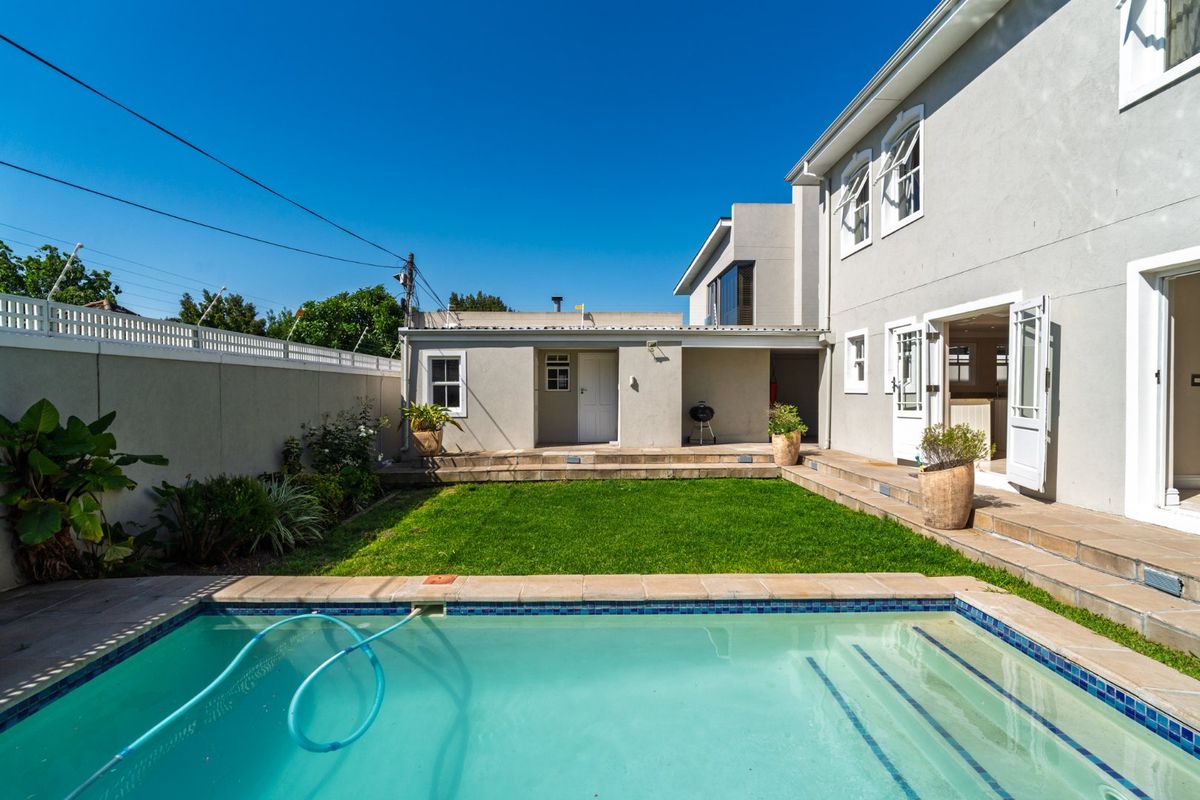Elegant Family Home with 4 En-Suite Bedrooms, Pool & Double Garage - Photo 4