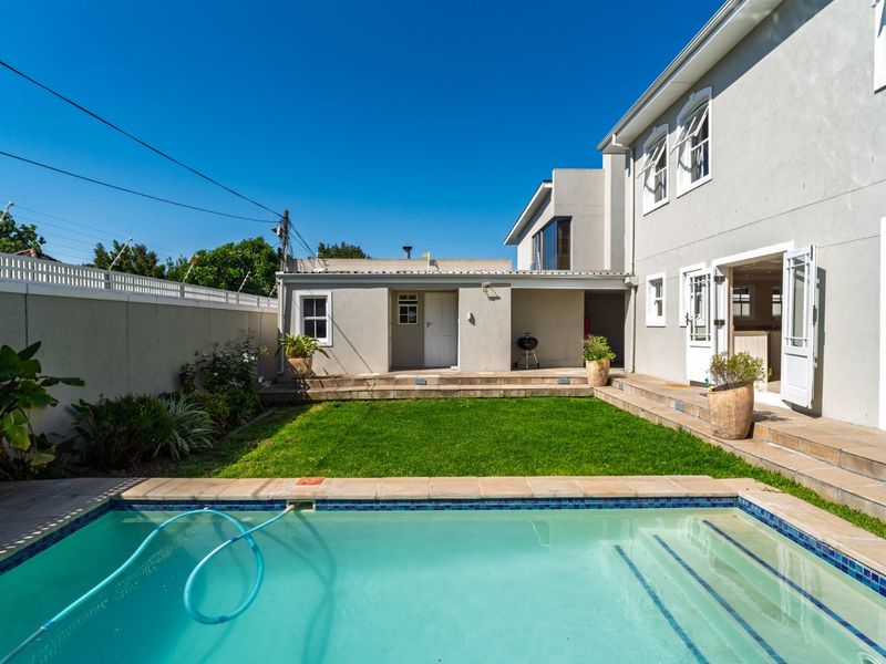 Elegant Family Home with 4 En-Suite Bedrooms, Pool & Double Garage - Photo 4