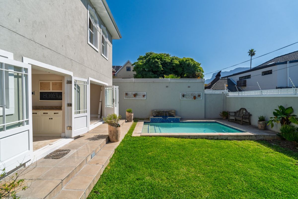 Elegant Family Home with 4 En-Suite Bedrooms, Pool & Double Garage - Photo 2