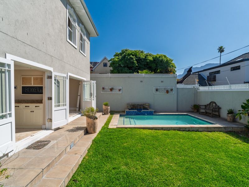 Elegant Family Home with 4 En-Suite Bedrooms, Pool & Double Garage - Photo 2