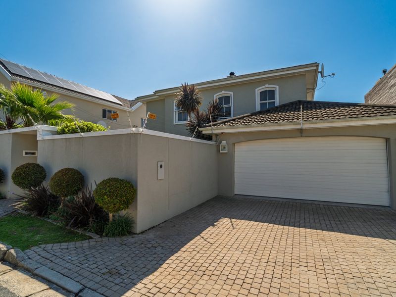 Elegant Family Home with 4 En-Suite Bedrooms, Pool & Double Garage - Photo 9