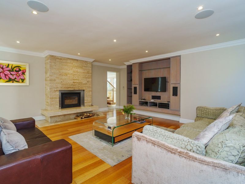 Elegant Family Home with 4 En-Suite Bedrooms, Pool & Double Garage - Photo 10