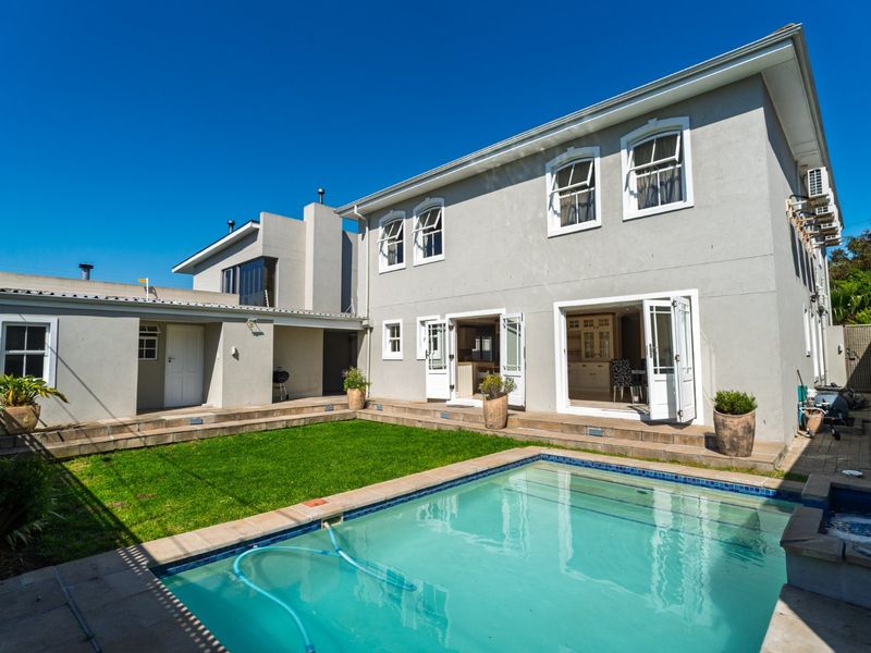 Elegant Family Home with 4 En-Suite Bedrooms, Pool & Double Garage - Photo 8