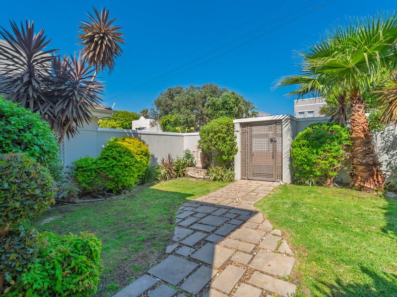 Elegant Family Home with 4 En-Suite Bedrooms, Pool & Double Garage - Photo 6