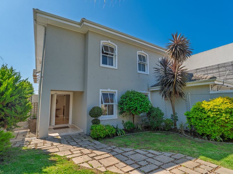 Elegant Family Home with 4 En-Suite Bedrooms, Pool & Double Garage - Photo 7