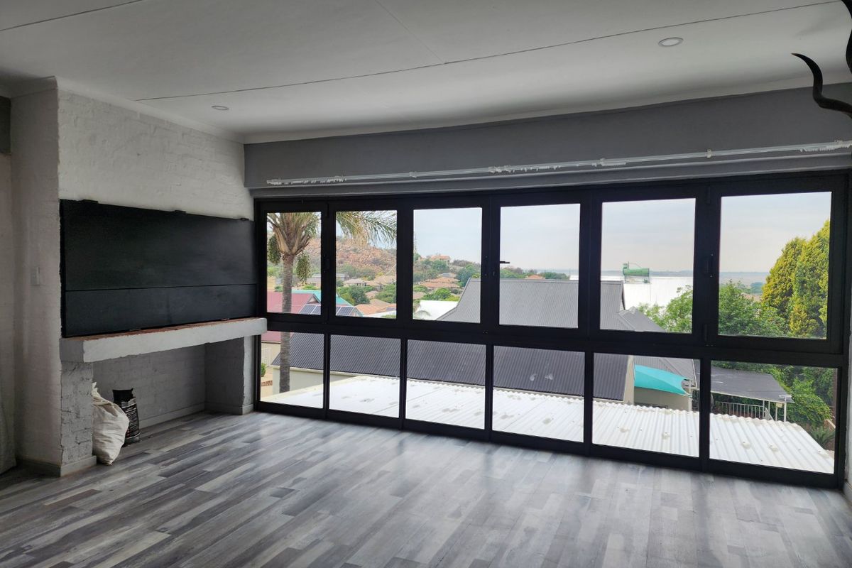 5 BEDROOM TOWNHOUSE IN WILKOPPIES - Photo 2