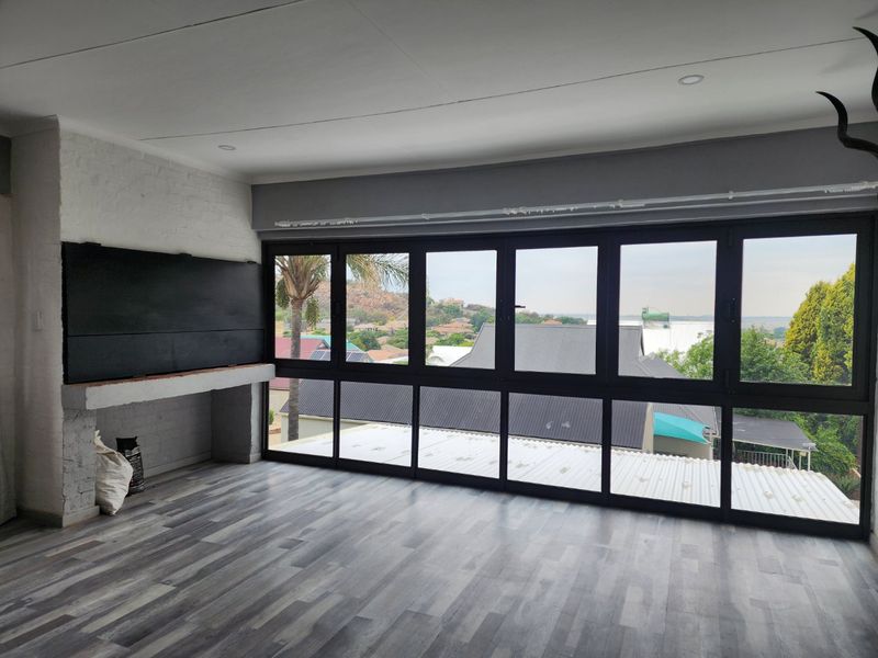 5 BEDROOM TOWNHOUSE IN WILKOPPIES - Photo 2