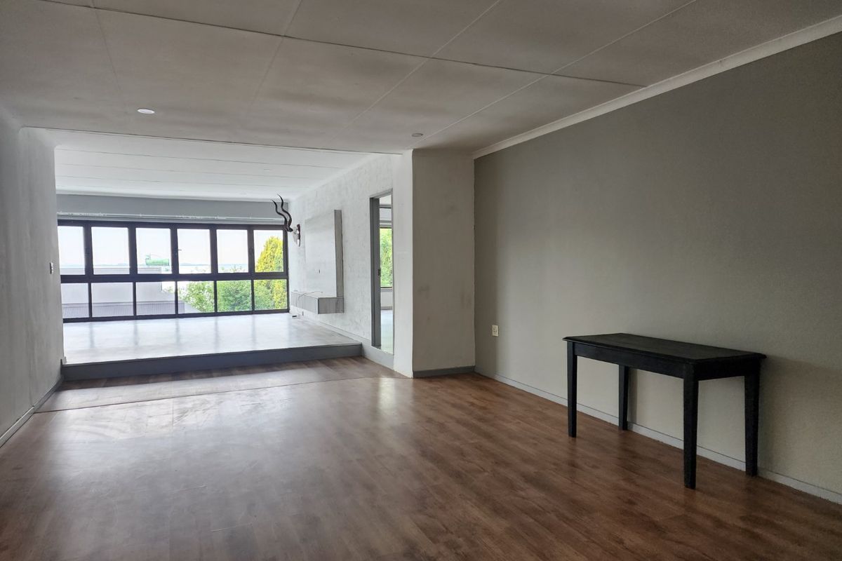 5 BEDROOM TOWNHOUSE IN WILKOPPIES - Photo 5