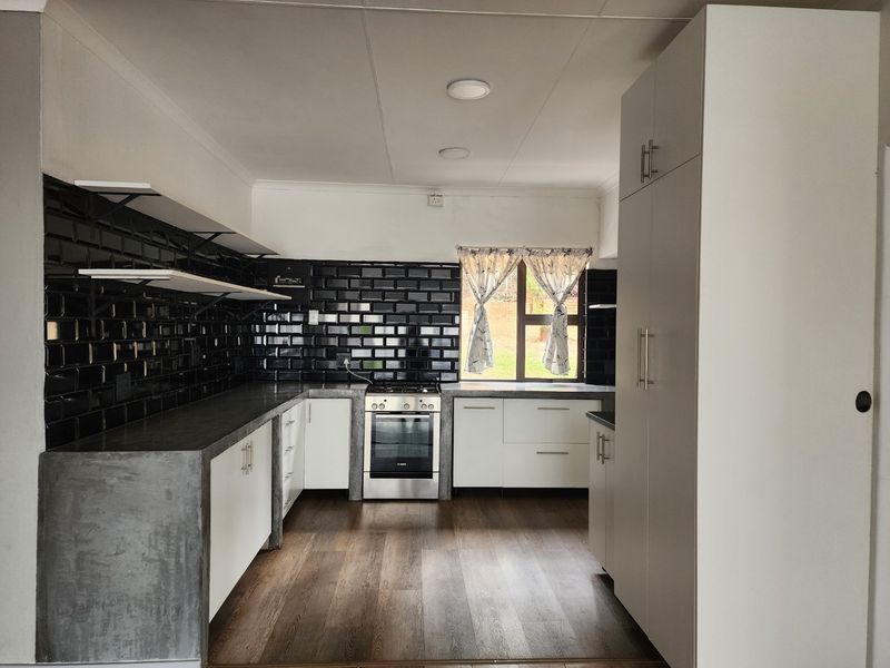 5 BEDROOM TOWNHOUSE IN WILKOPPIES - Photo 6