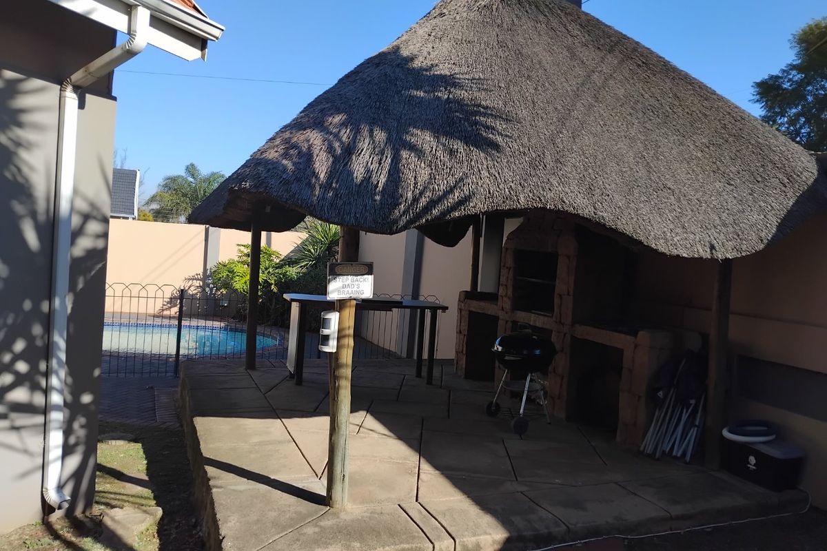 Spacious 4-Bedroom Family Home with Top-Notch Features and Entertainment Spaces - Photo 4