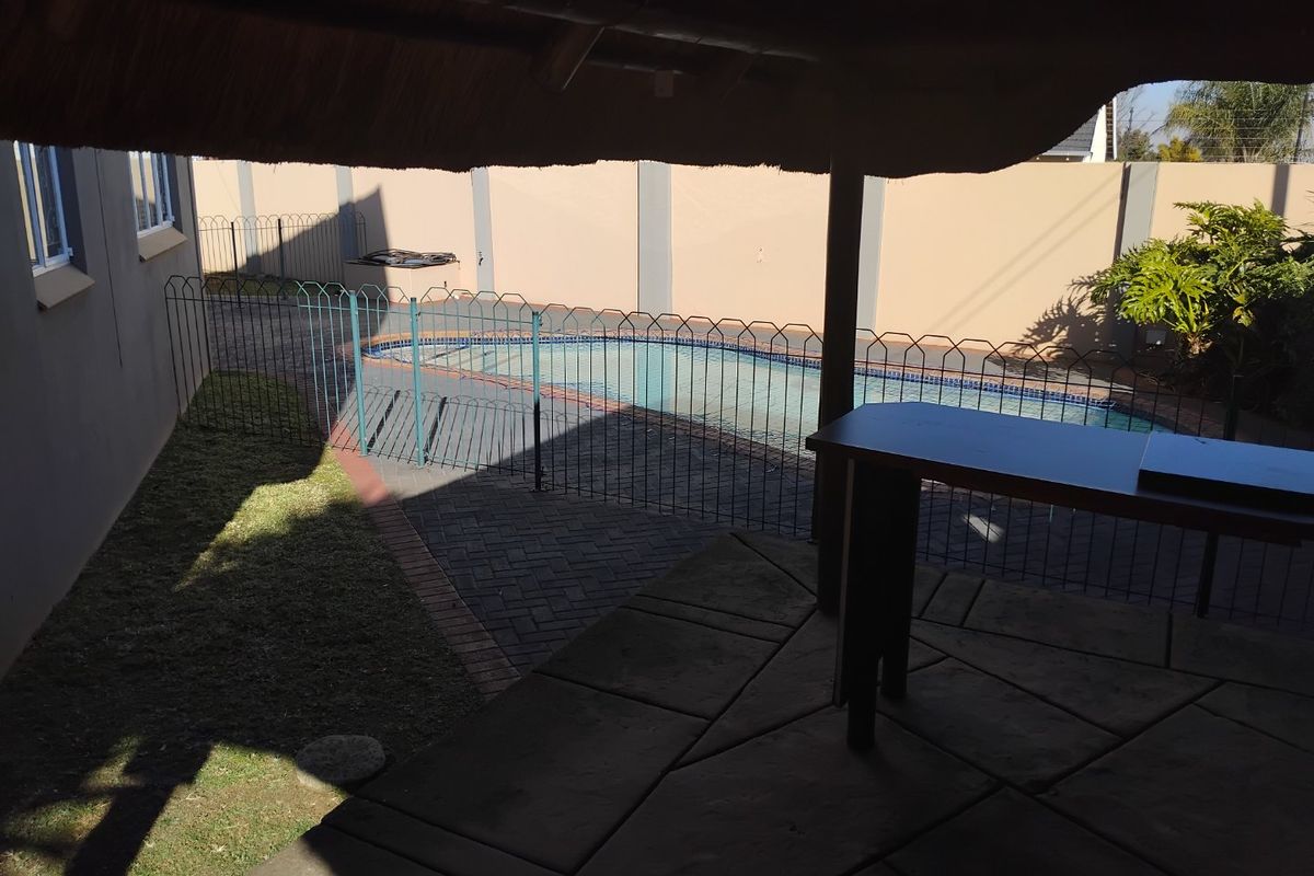 Spacious 4-Bedroom Family Home with Top-Notch Features and Entertainment Spaces - Photo 5