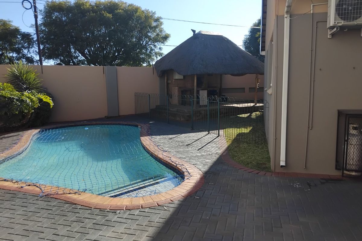 Spacious 4-Bedroom Family Home with Top-Notch Features and Entertainment Spaces - Photo 2